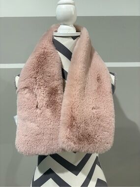LC Lauren Conrad Blush Faux Fur Scarf